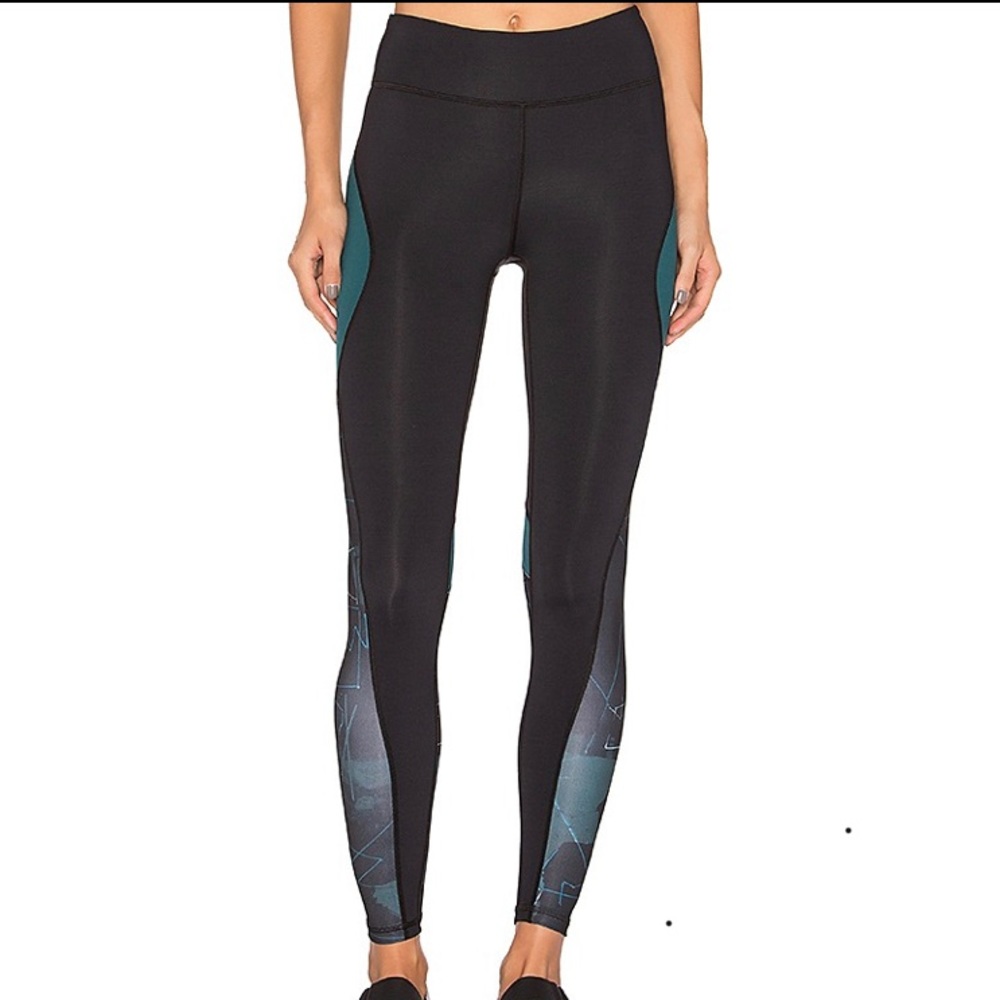 Alala Edge Ankle Tight in Camo + Black Sz S